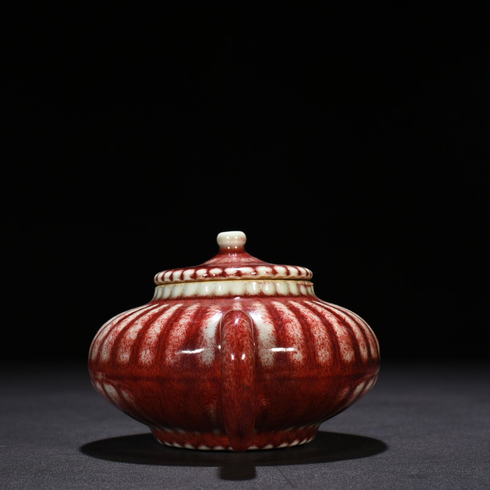Qing Dynasty Qianlong Festival red kiln glazed chrysanthemum petal pot