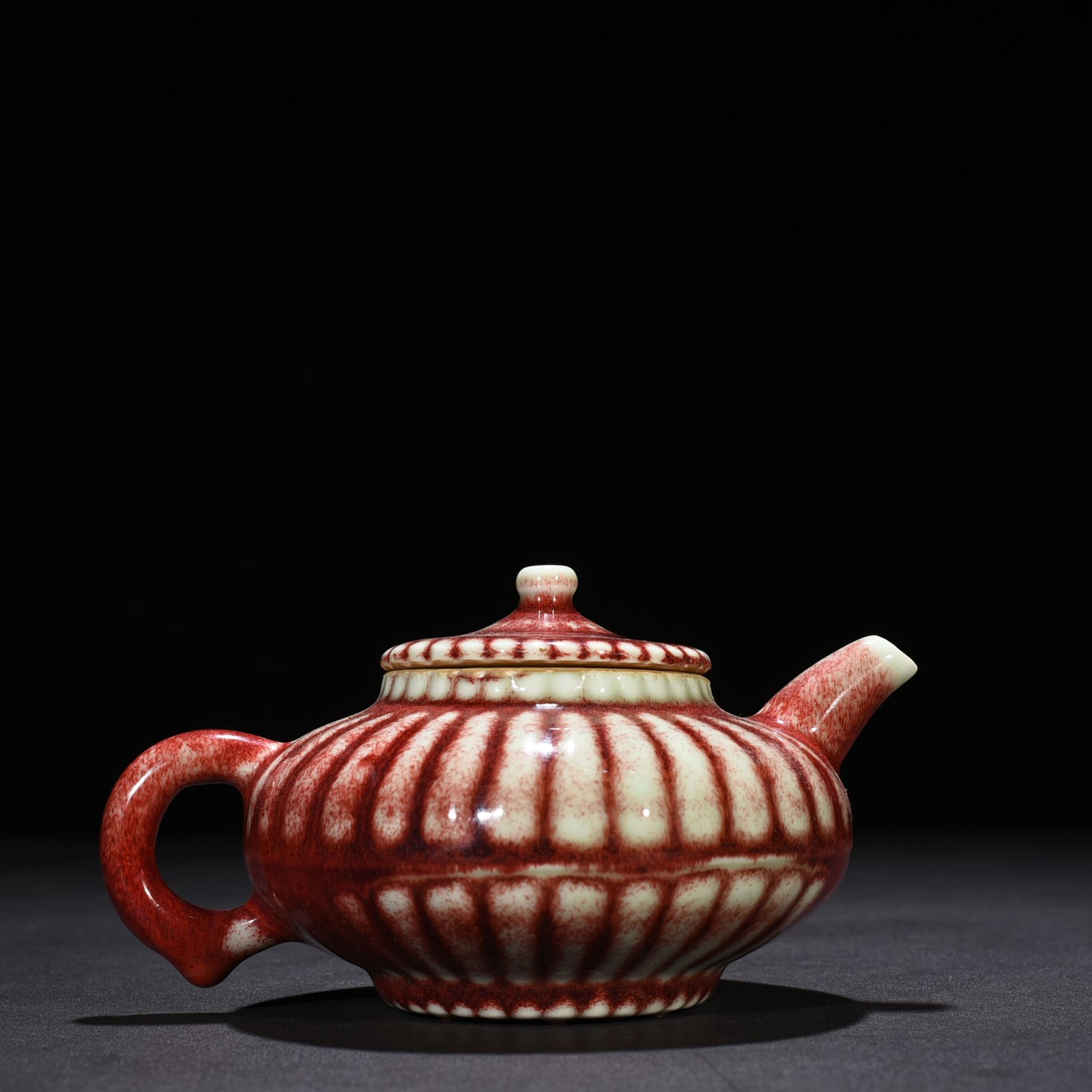Qing Dynasty Qianlong Festival red kiln glazed chrysanthemum petal pot