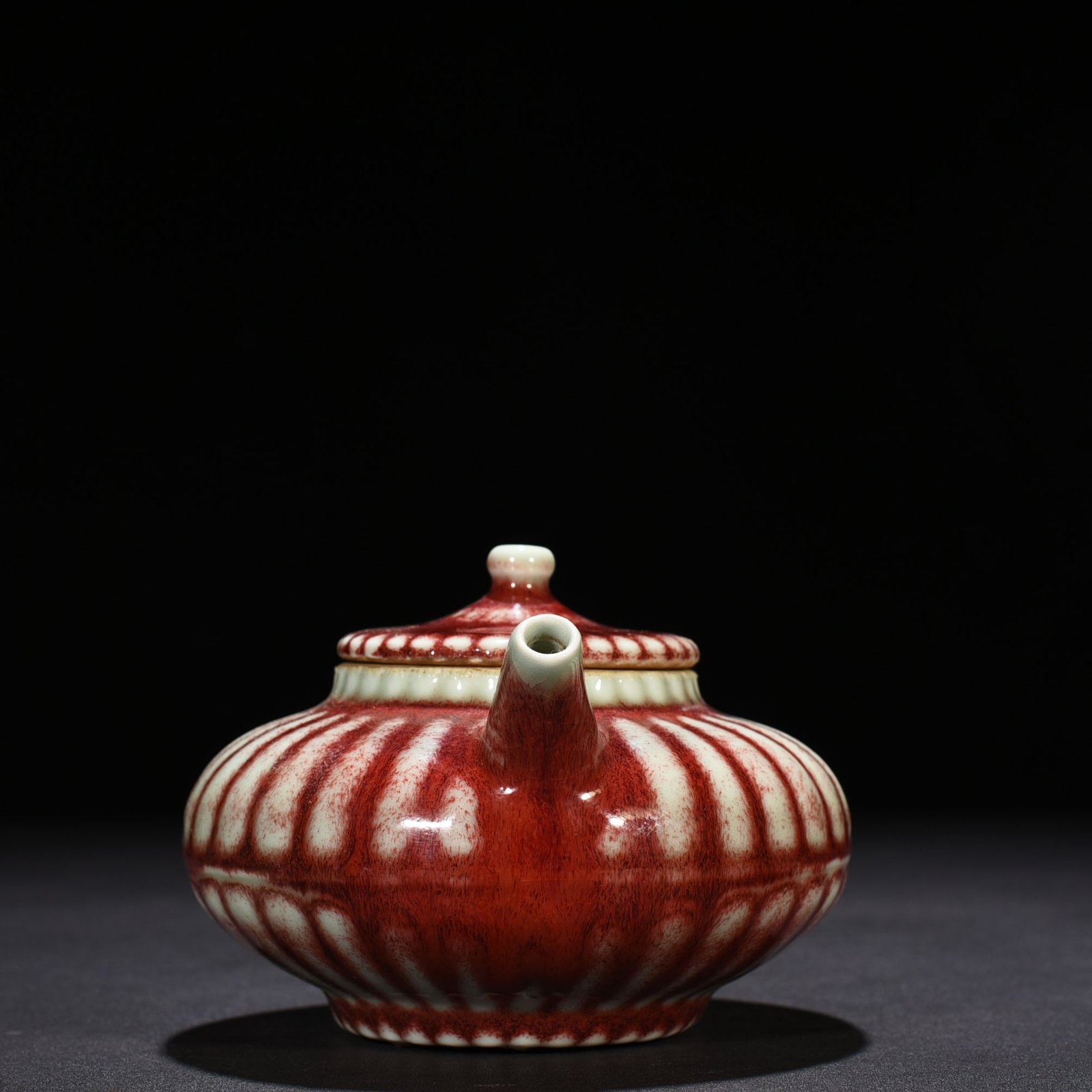 Qing Dynasty Qianlong Festival red kiln glazed chrysanthemum petal pot