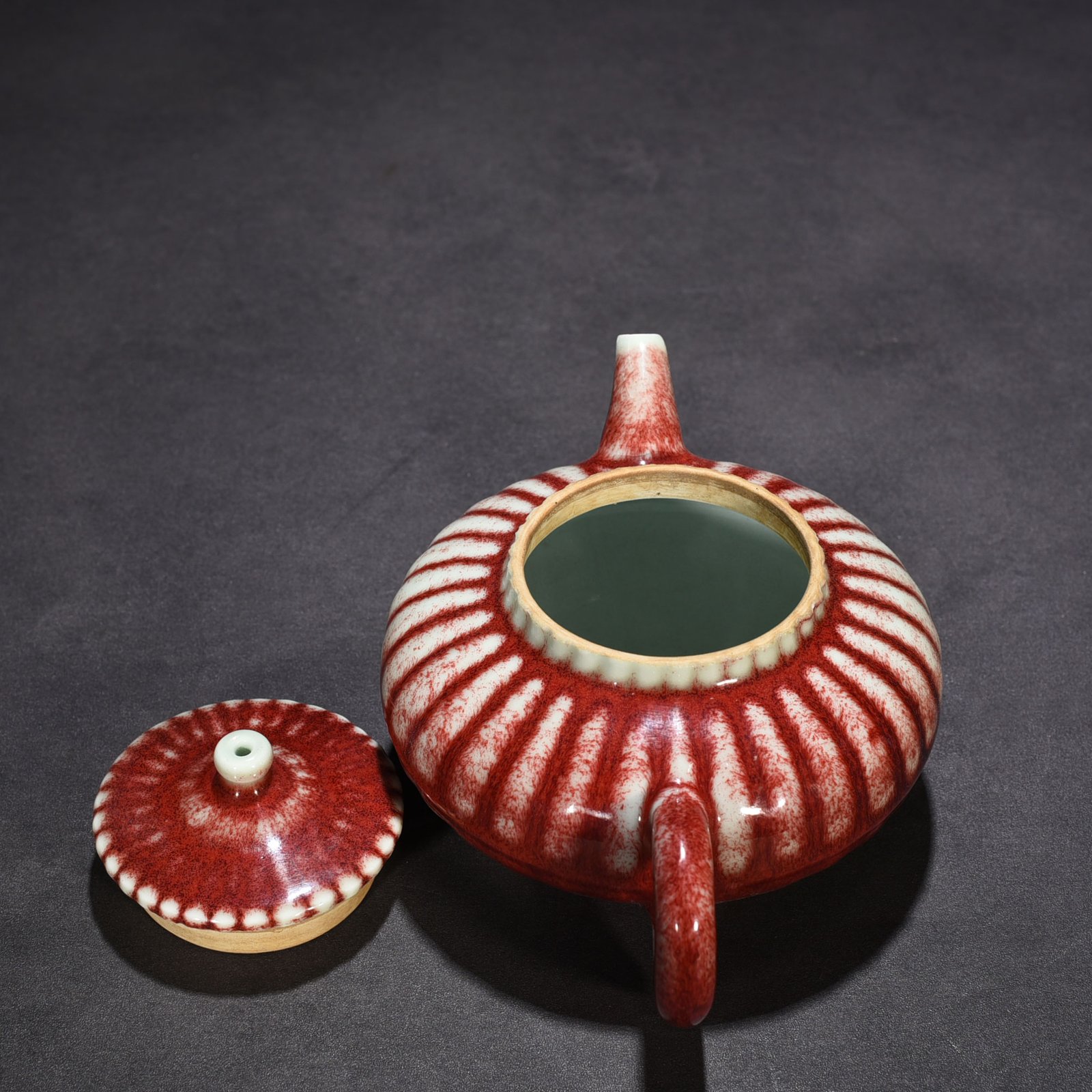 Qing Dynasty Qianlong Festival red kiln glazed chrysanthemum petal pot