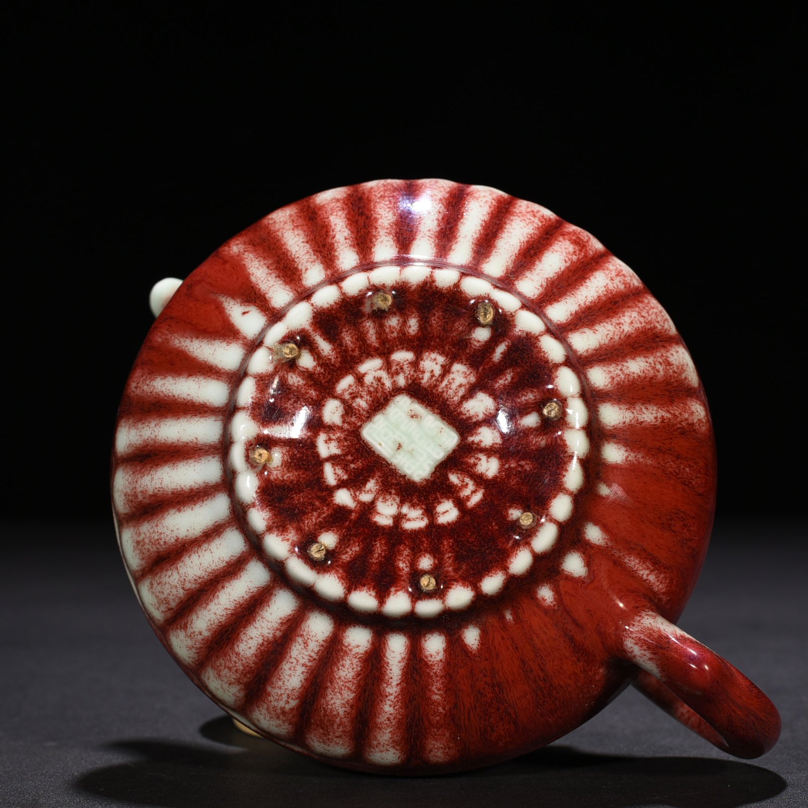 Qing Dynasty Qianlong Festival red kiln glazed chrysanthemum petal pot