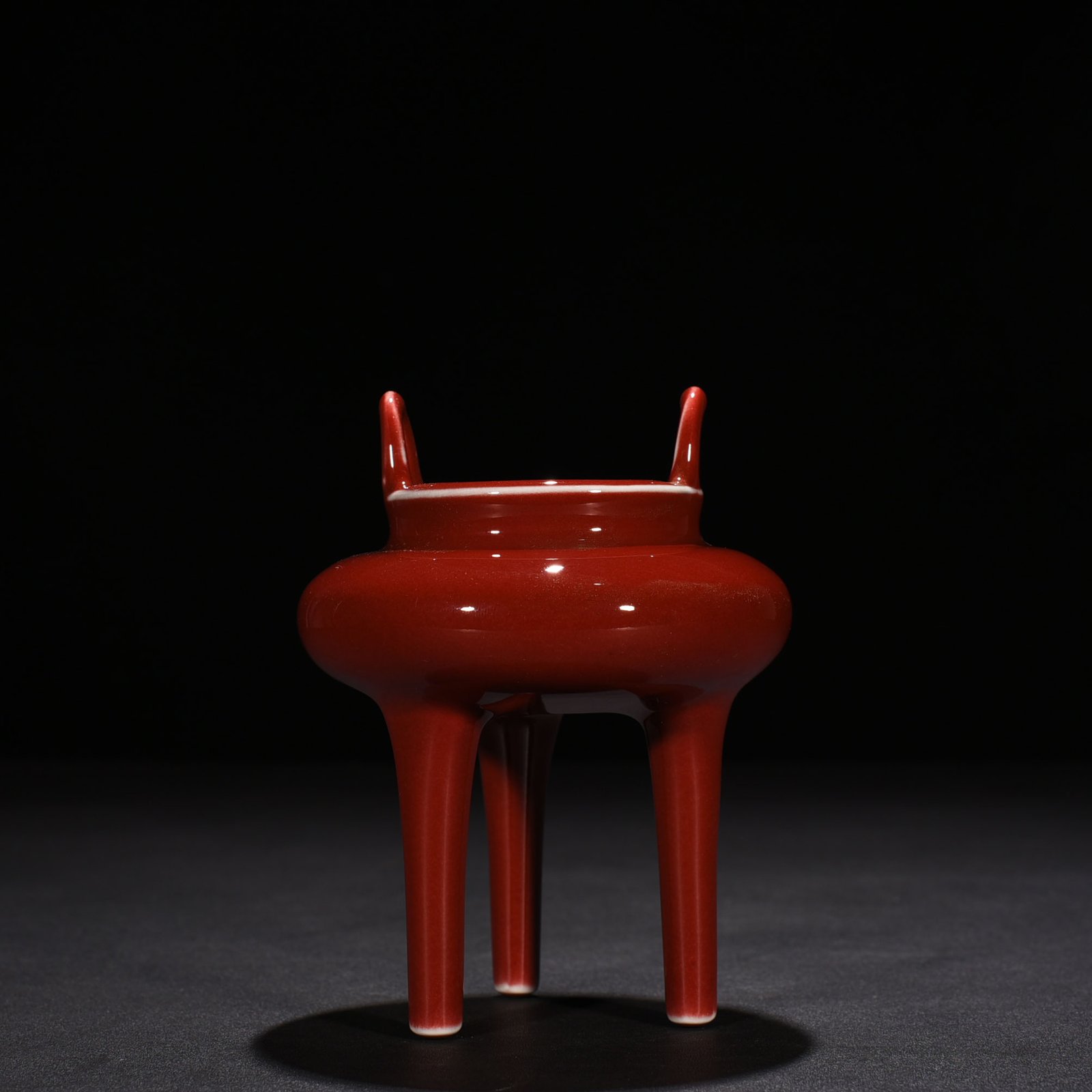 Qing Dynasty Qianlong Festival red-glazed three-legged stove