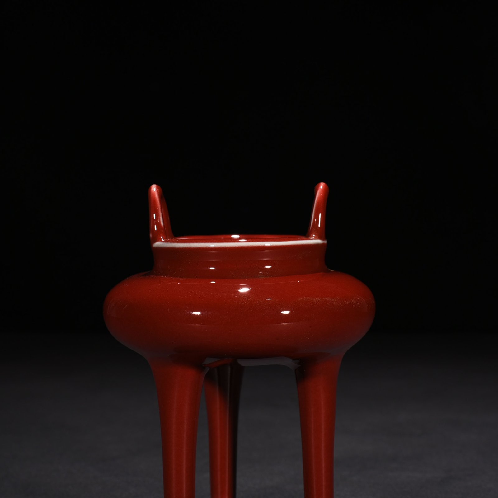 Qing Dynasty Qianlong Festival red-glazed three-legged stove