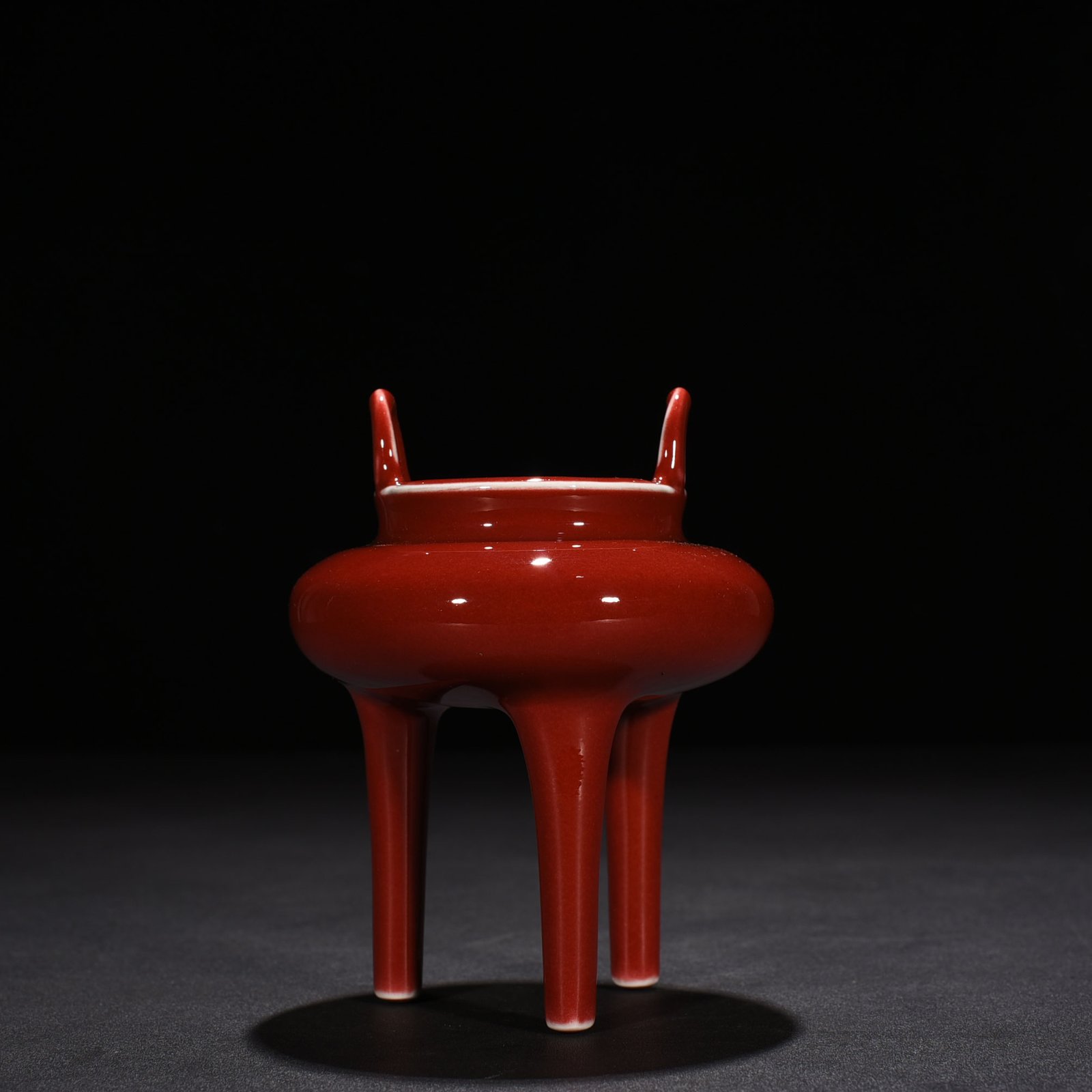 Qing Dynasty Qianlong Festival red-glazed three-legged stove
