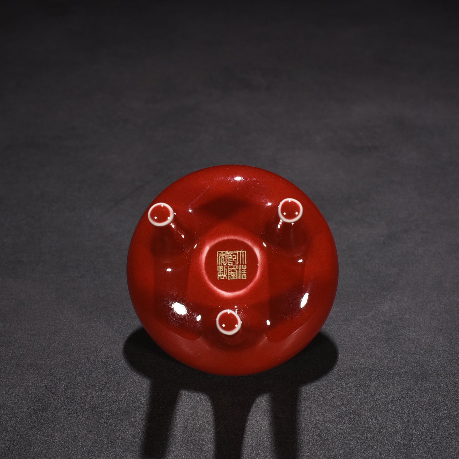 Qing Dynasty Qianlong Festival red-glazed three-legged stove