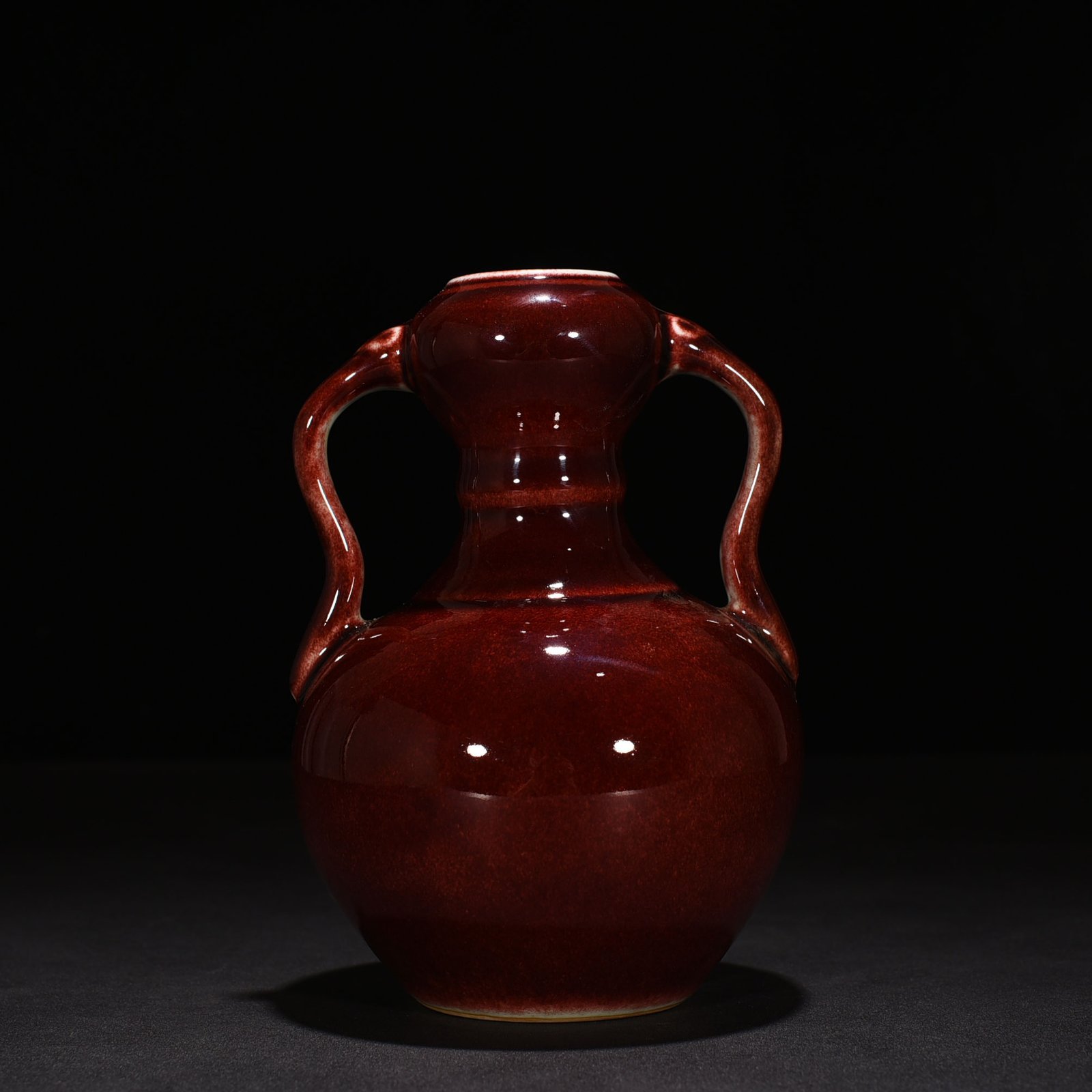 Qing Dynasty Qianlong Festival red glaze Ruyi ear garlic vase