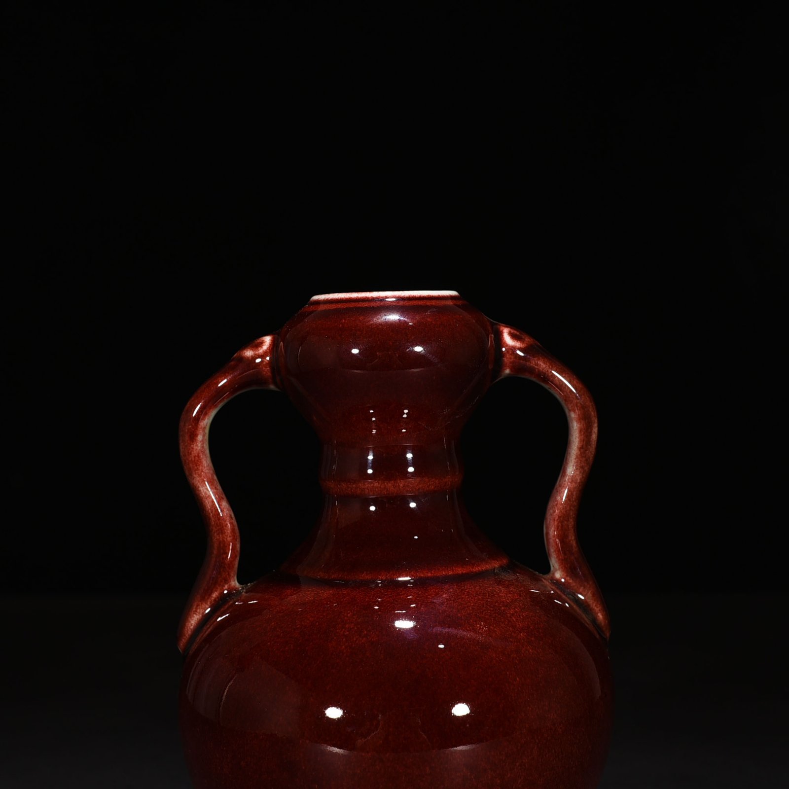 Qing Dynasty Qianlong Festival red glaze Ruyi ear garlic vase