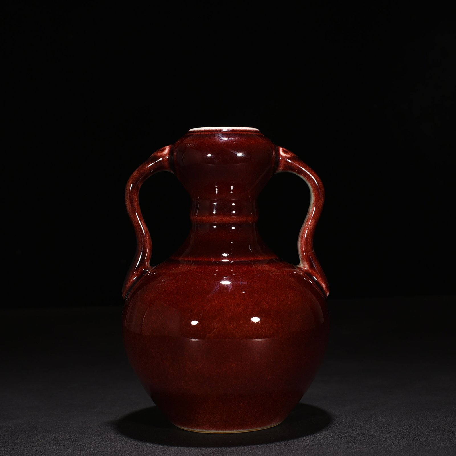 Qing Dynasty Qianlong Festival red glaze Ruyi ear garlic vase