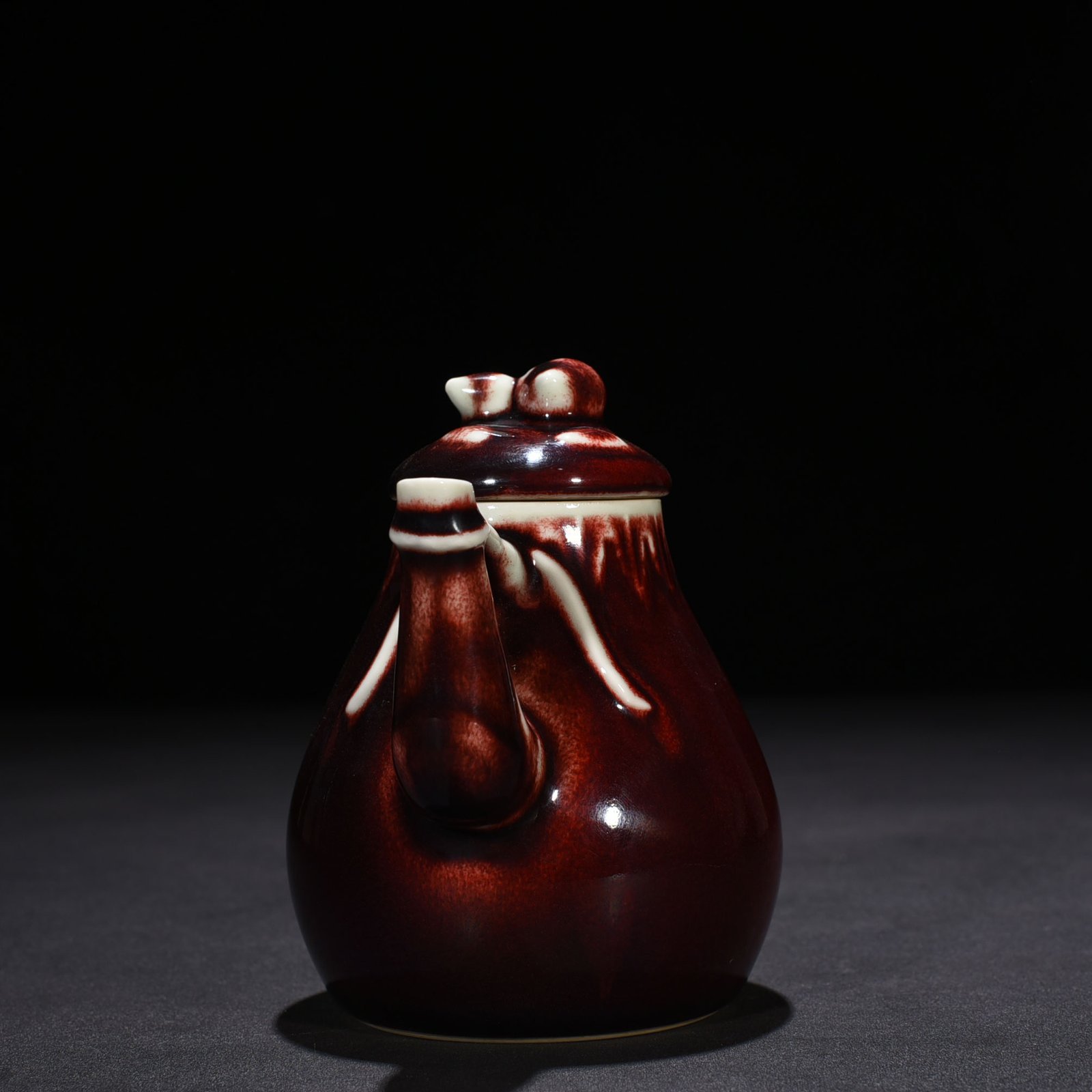 Qing Dynasty Qianlong Festival red-glazed ruby ​​red teapot