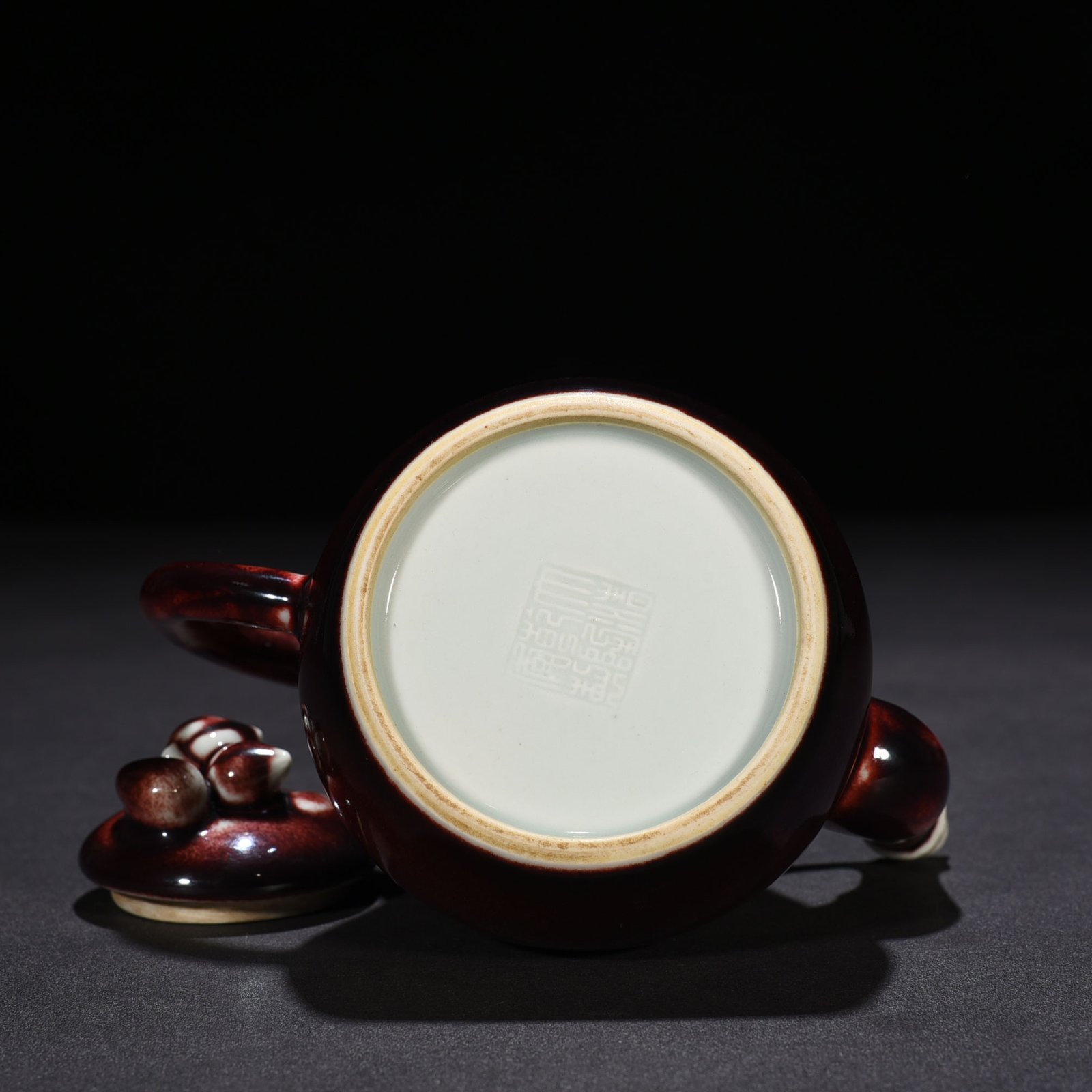 Qing Dynasty Qianlong Festival red-glazed ruby ​​red teapot