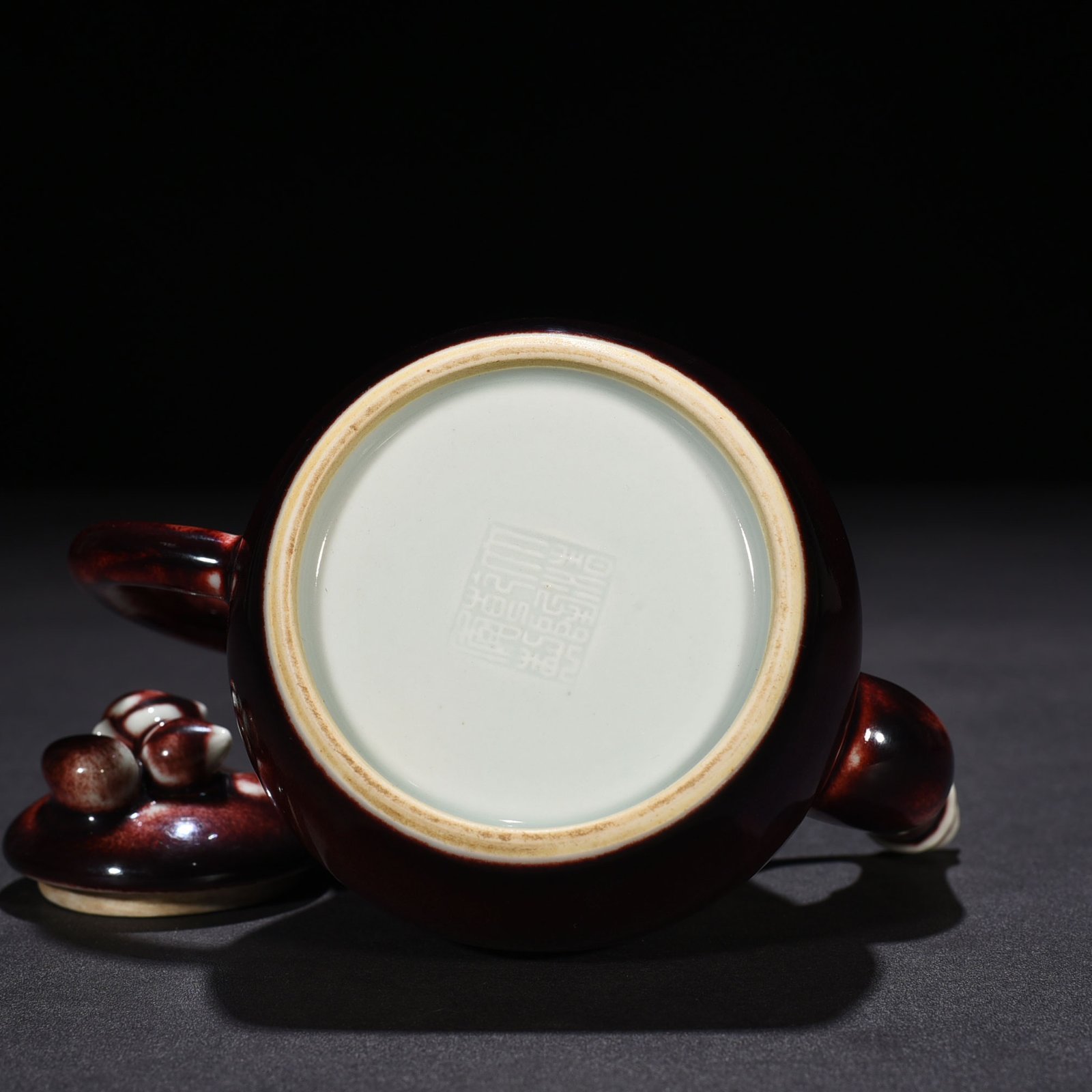 Qing Dynasty Qianlong Festival red-glazed ruby ​​red teapot