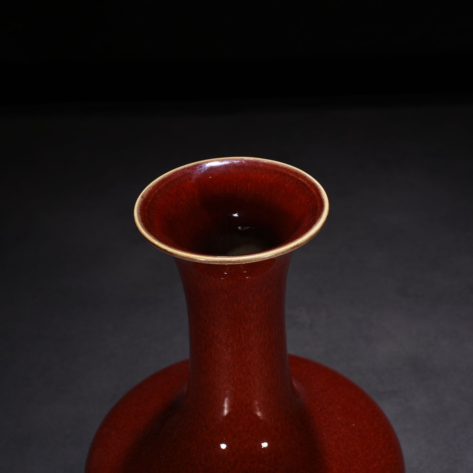 Qing Dynasty Qianlong period of the Red-glazed flat-bellied vase from the