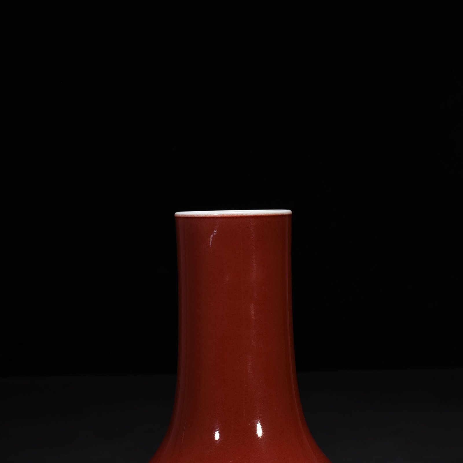 Qing Dynasty Qianlong Festival Red Glaze Straight Neck Vase