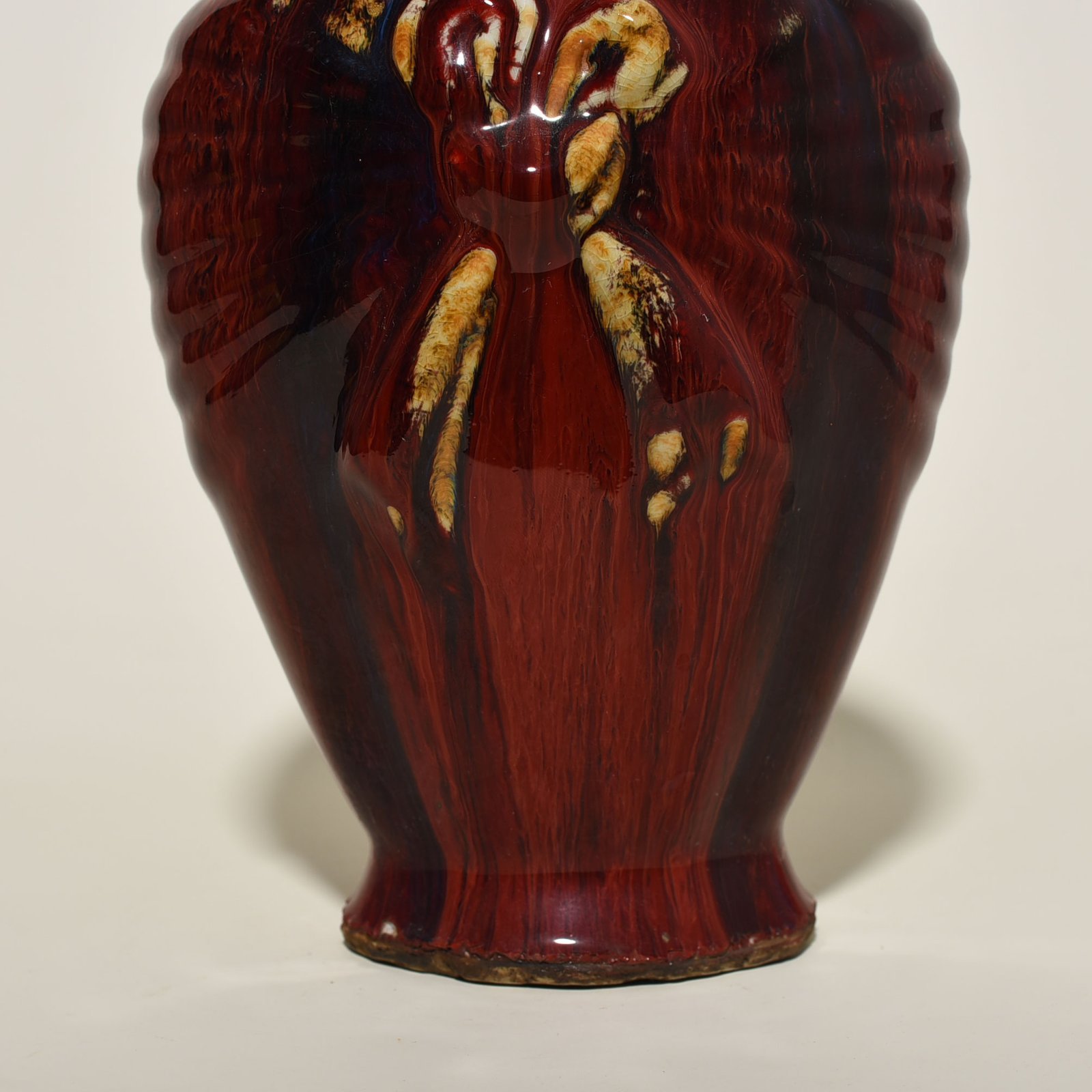 Qing Dynasty Qianlong Festival red glaze kiln-turned brocade flat vase