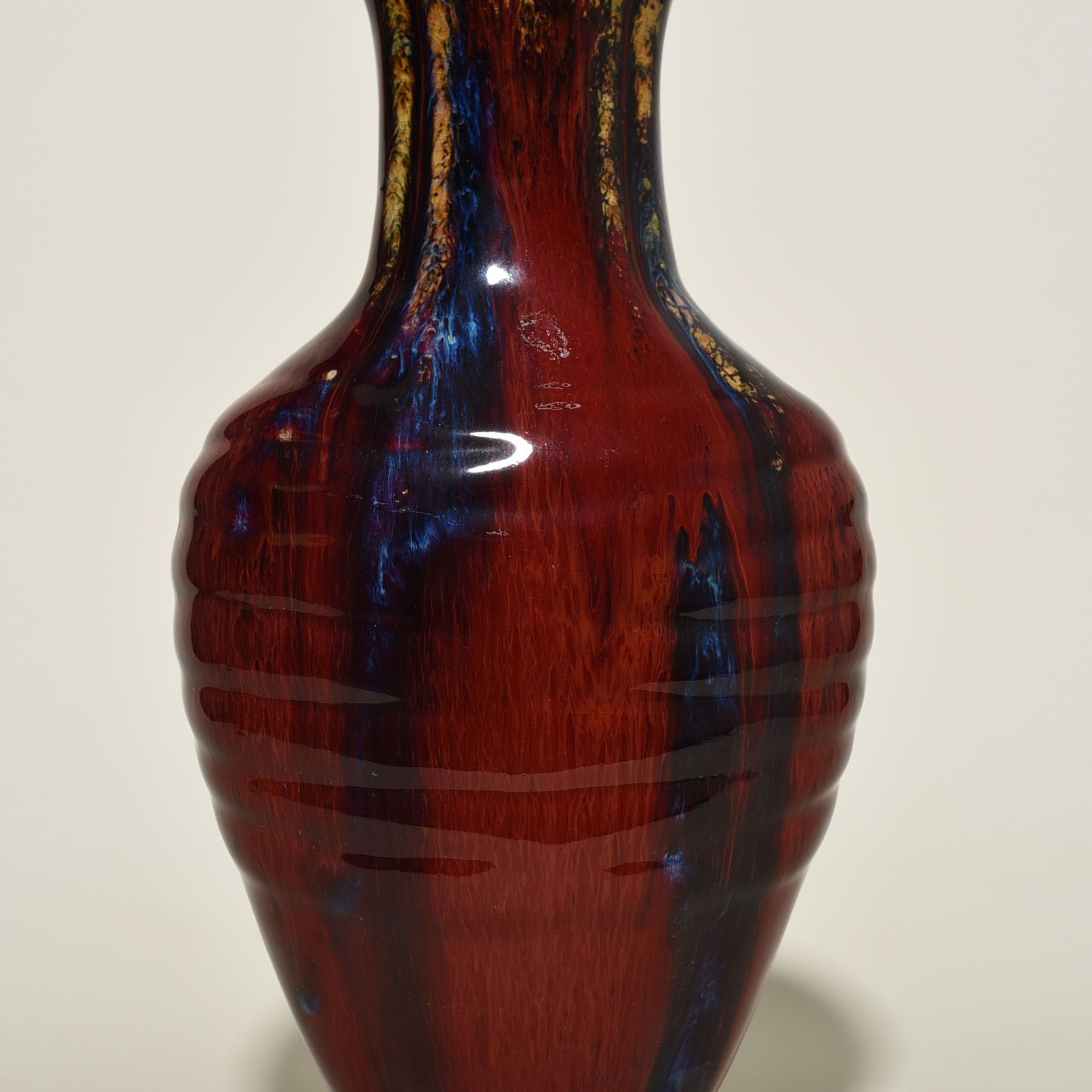 Qing Dynasty Qianlong Festival red glaze kiln-turned brocade flat vase