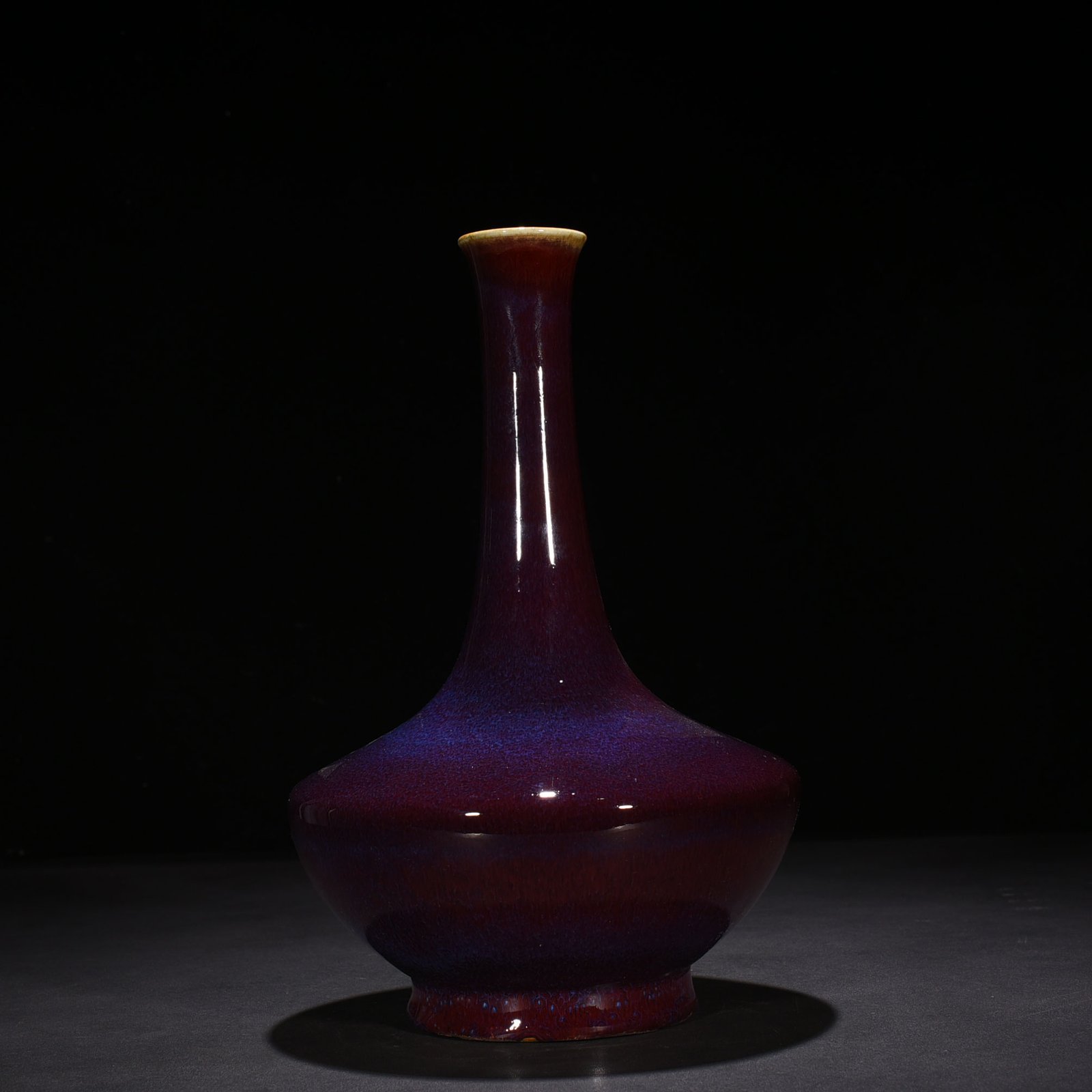 Qing Dynasty Qianlong Festival red glaze kiln-shaped flask