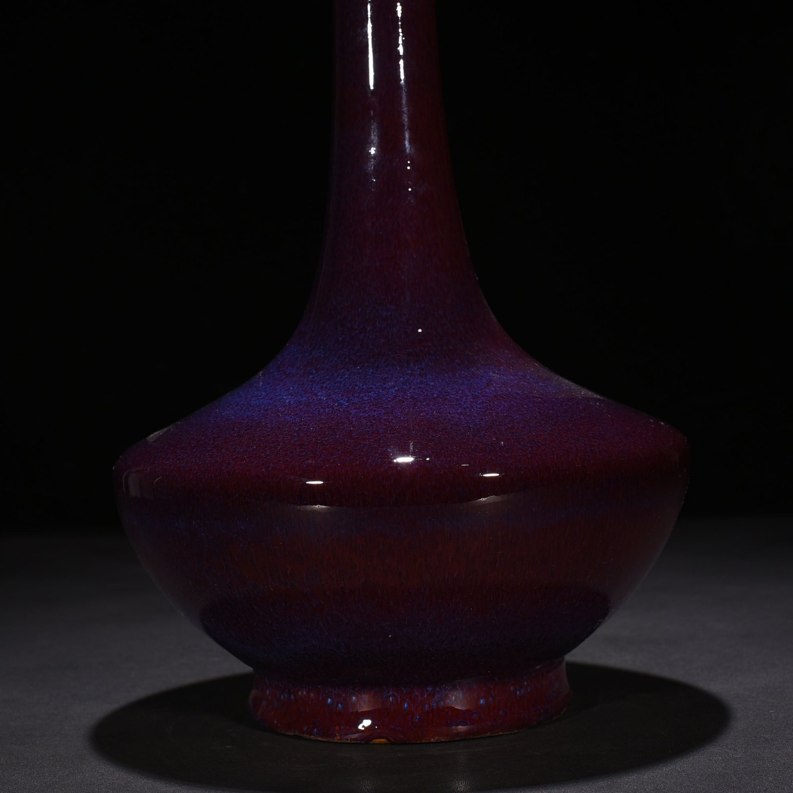Qing Dynasty Qianlong Festival red glaze kiln-shaped flask