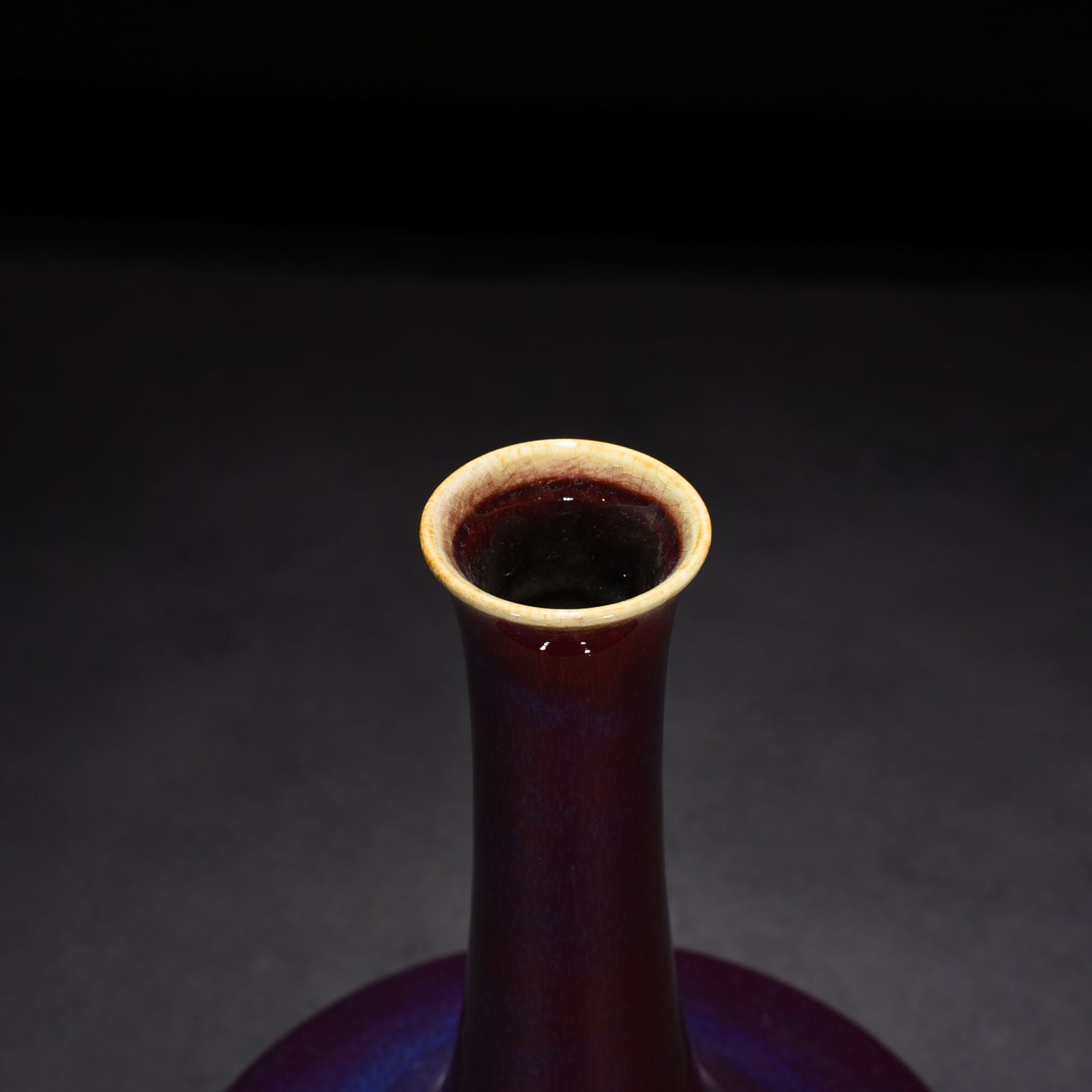 Qing Dynasty Qianlong Festival red glaze kiln-shaped flask