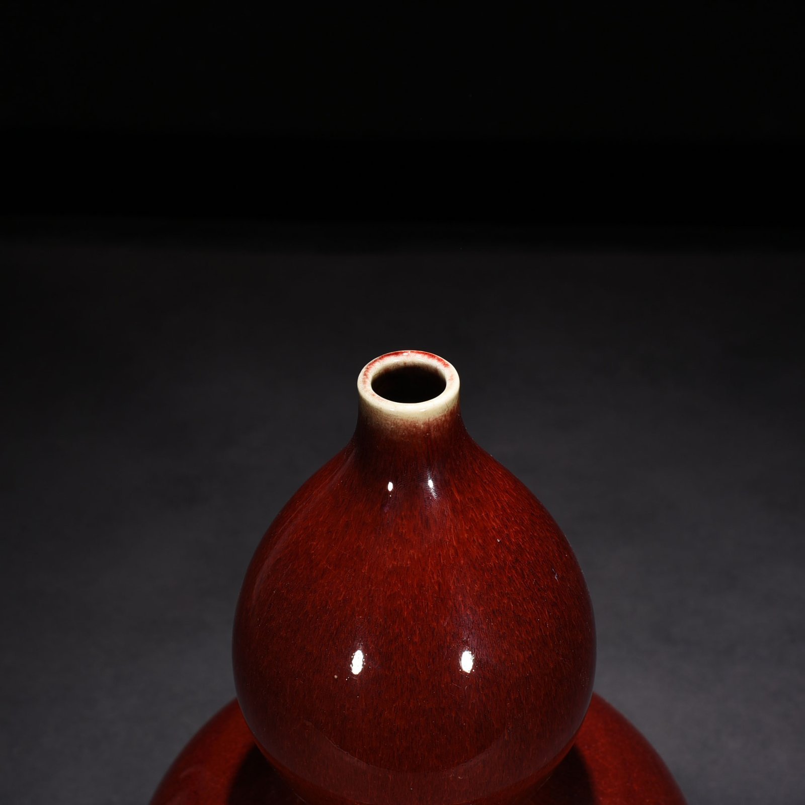 Qing Dynasty Qianlong period of the Red-glazed gourd vase