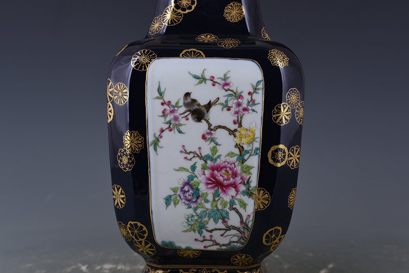Qing Dynasty Qianlong Festival blue-consecrated pastel flower and bird square vase