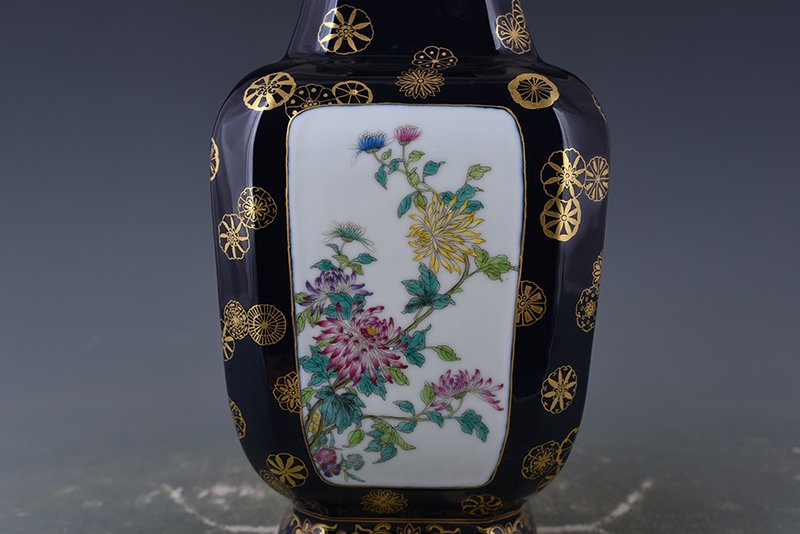 Qing Dynasty Qianlong Festival blue-consecrated pastel flower and bird square vase
