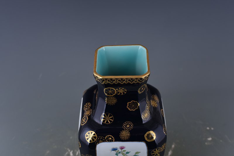 Qing Dynasty Qianlong Festival blue-consecrated pastel flower and bird square vase