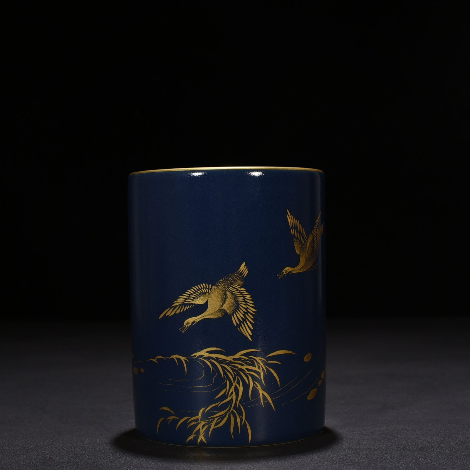 Qing Dynasty Qianlong Festival blue and gold reed and wild goose pattern pen holder