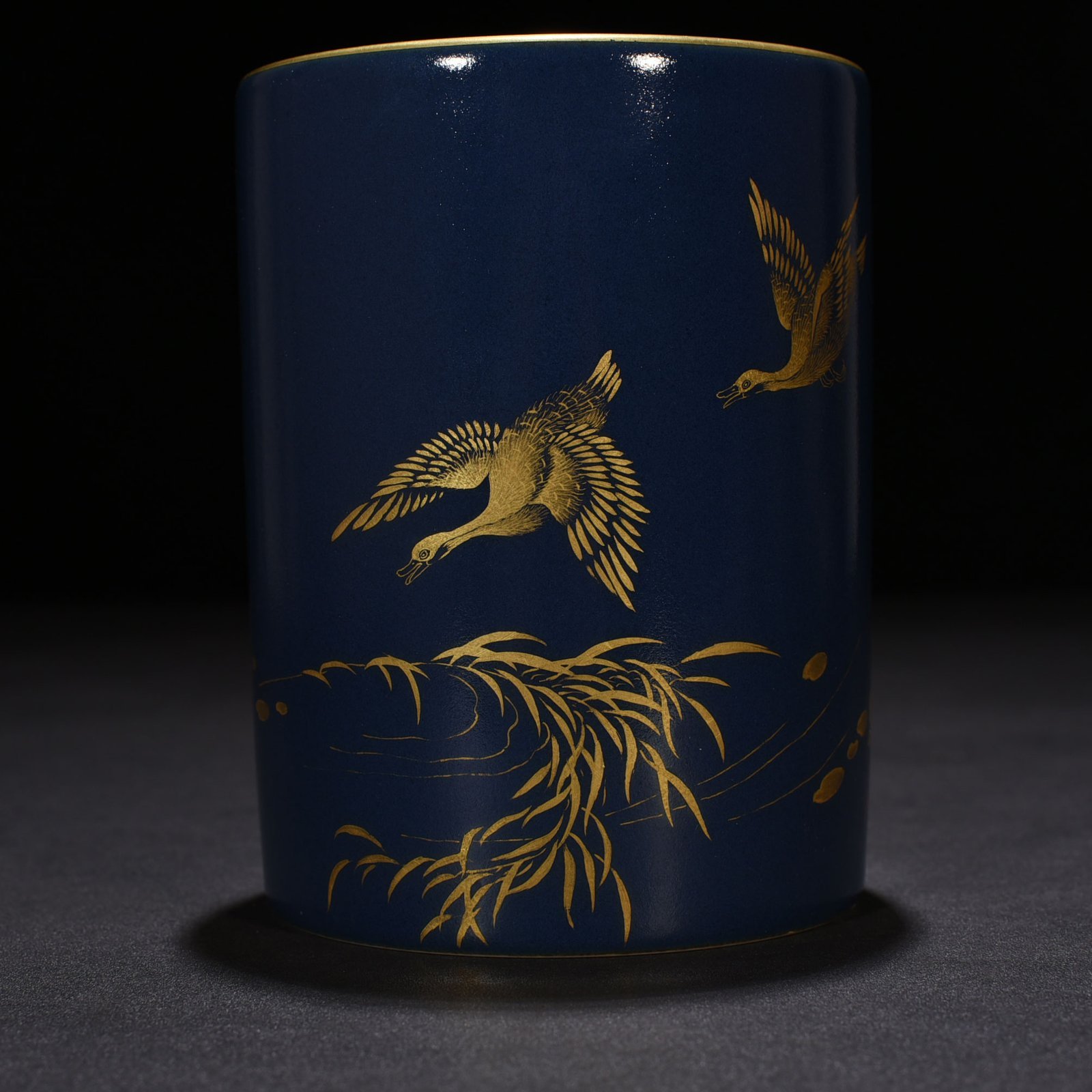 Qing Dynasty Qianlong Festival blue and gold reed and wild goose pattern pen holder