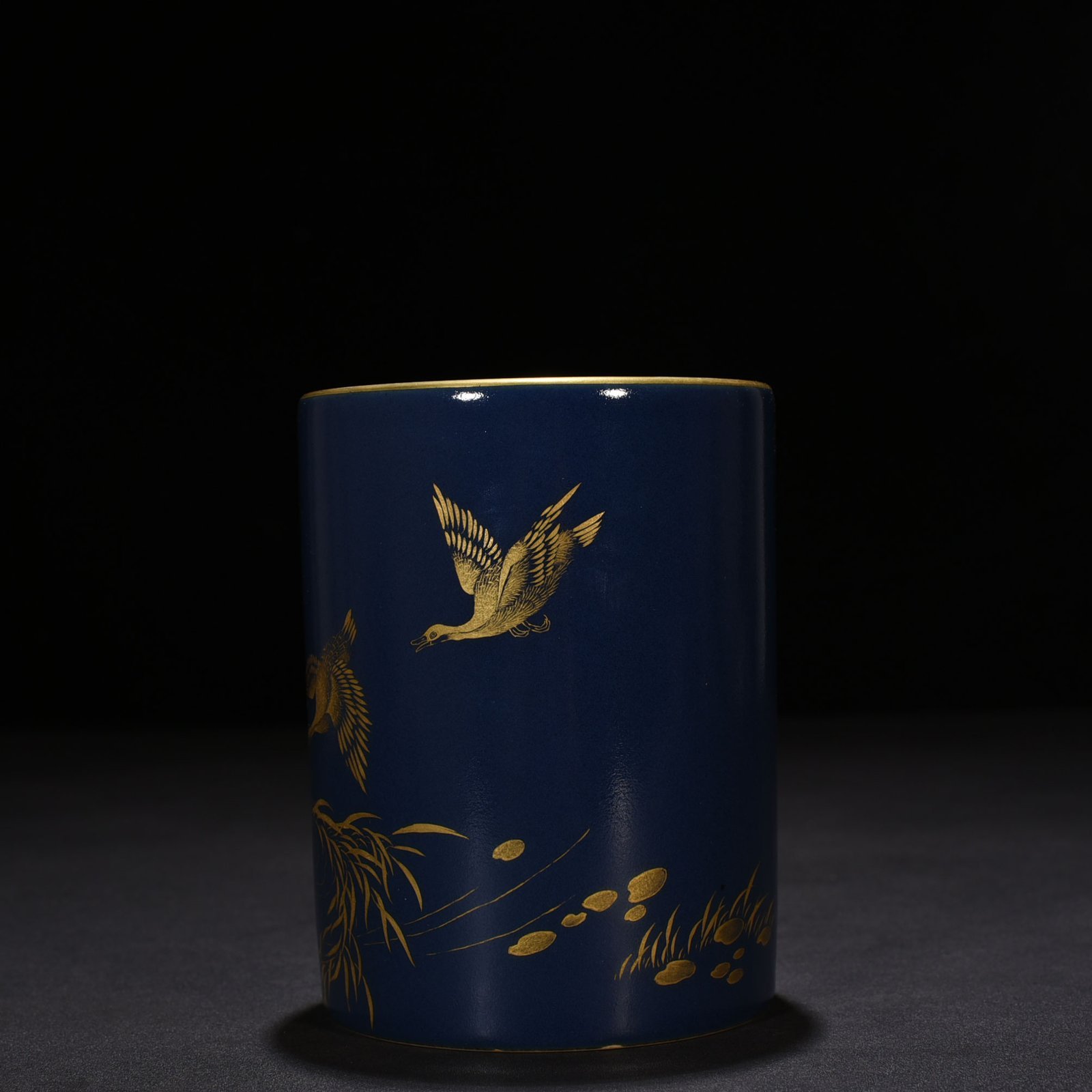 Qing Dynasty Qianlong Festival blue and gold reed and wild goose pattern pen holder
