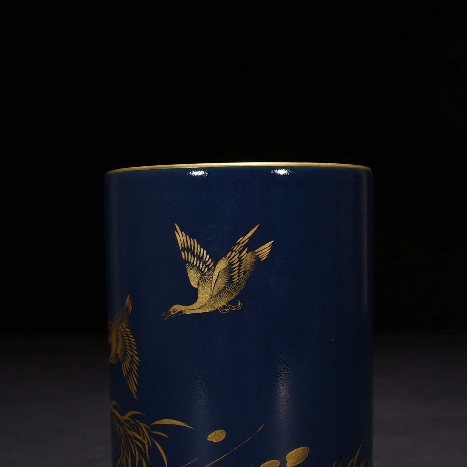 Qing Dynasty Qianlong Festival blue and gold reed and wild goose pattern pen holder