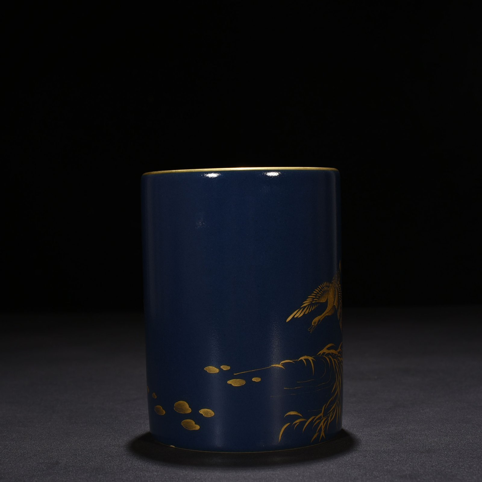 Qing Dynasty Qianlong Festival blue and gold reed and wild goose pattern pen holder