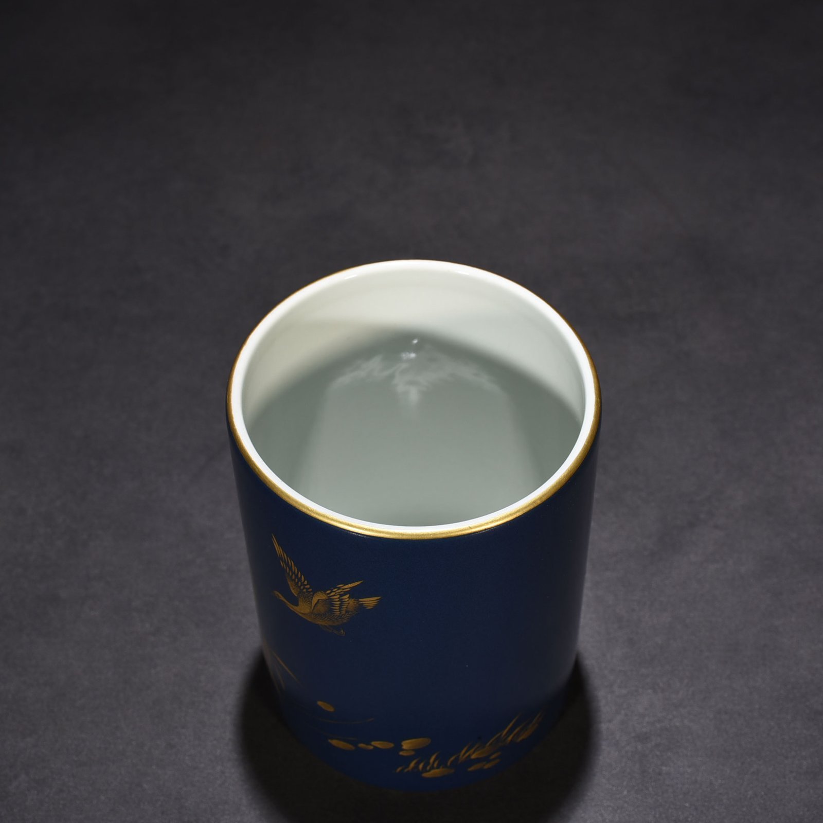 Qing Dynasty Qianlong Festival blue and gold reed and wild goose pattern pen holder