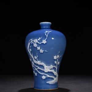 Qing Dynasty Qianlong Festival blue-glazed plum vase with plum blossom pattern