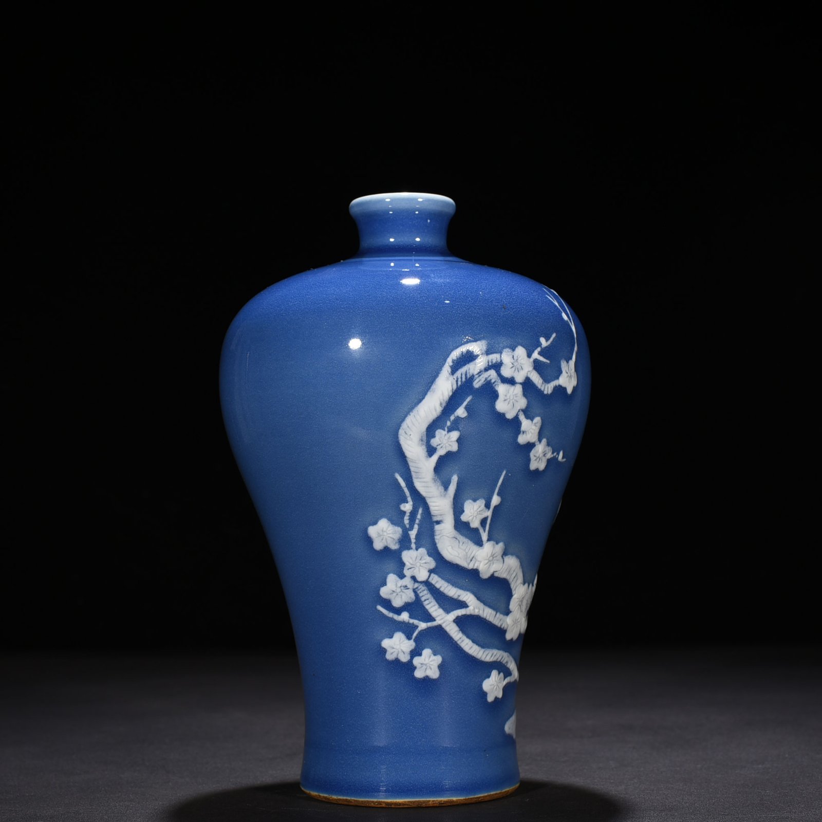 Qing Dynasty Qianlong Festival blue-glazed plum vase with plum blossom pattern
