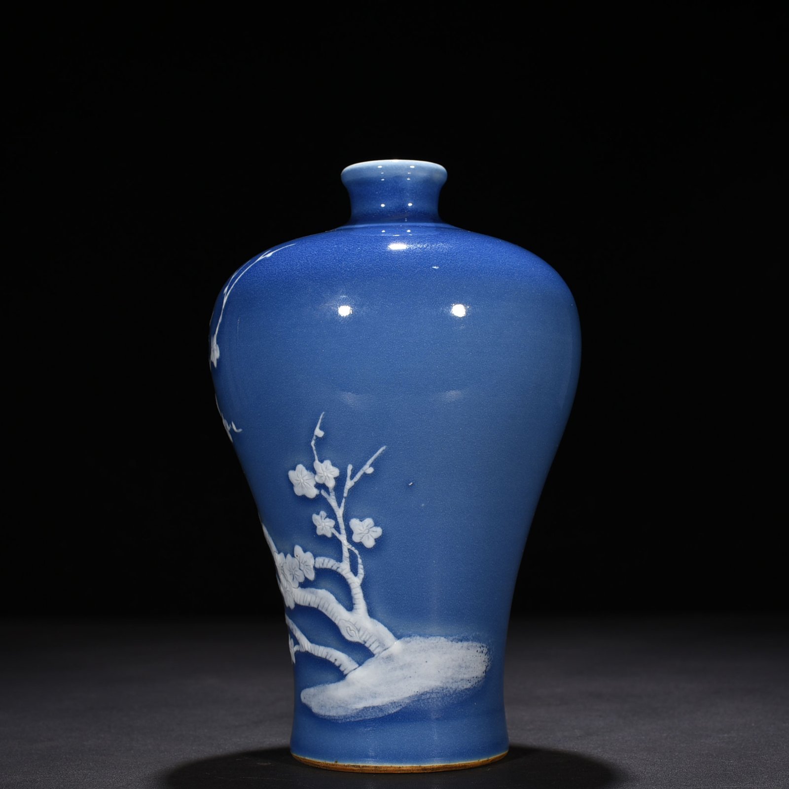 Qing Dynasty Qianlong Festival blue-glazed plum vase with plum blossom pattern
