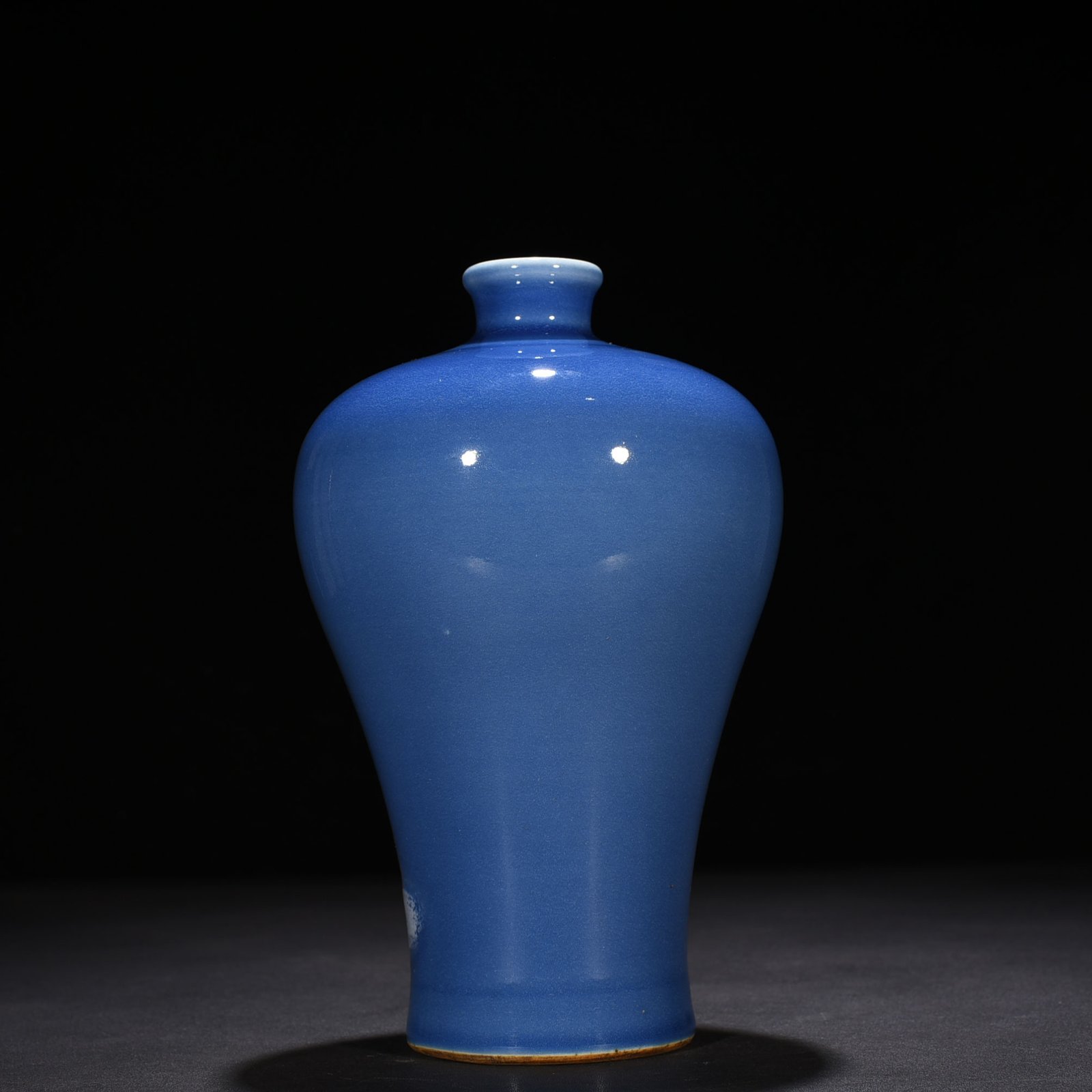 Qing Dynasty Qianlong Festival blue-glazed plum vase with plum blossom pattern