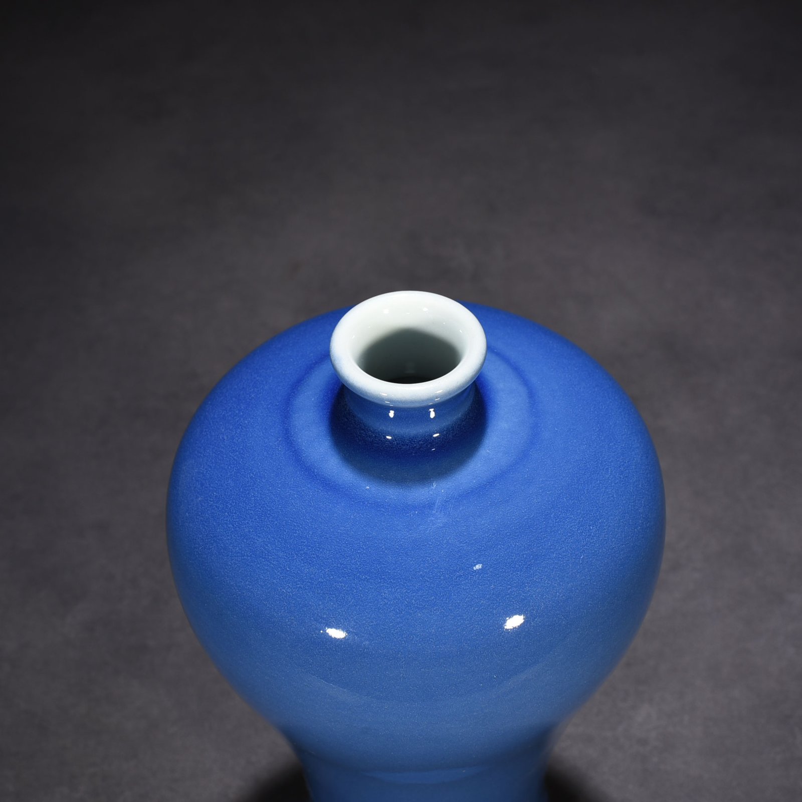 Qing Dynasty Qianlong Festival blue-glazed plum vase with plum blossom pattern