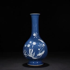 Qing Dynasty Qianlong Festival Blue Glaze Long-necked Vase with Carved Flowers