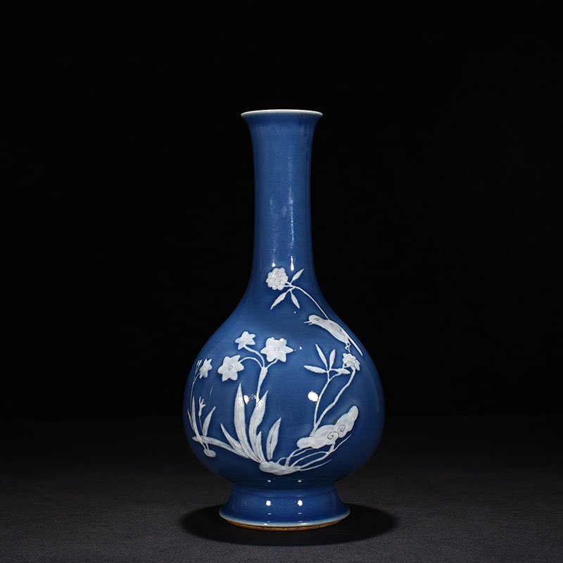 Qing Dynasty Qianlong Festival Blue Glaze Long-necked Vase with Carved Flowers