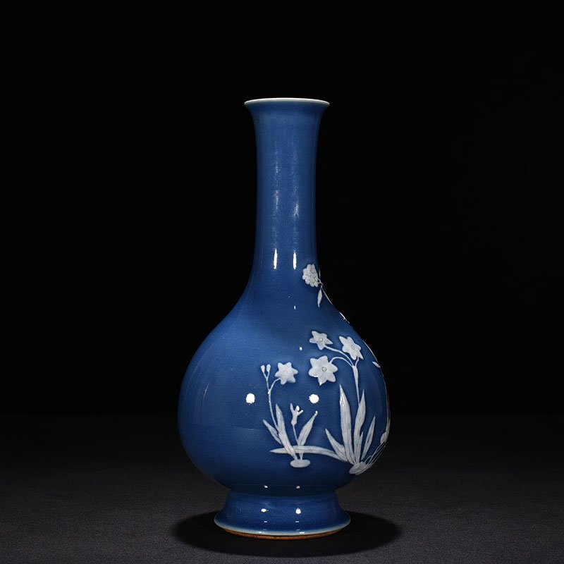Qing Dynasty Qianlong Festival Blue Glaze Long-necked Vase with Carved Flowers