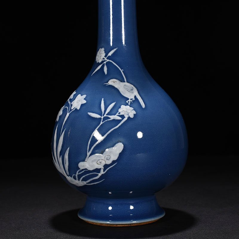 Qing Dynasty Qianlong Festival Blue Glaze Long-necked Vase with Carved Flowers