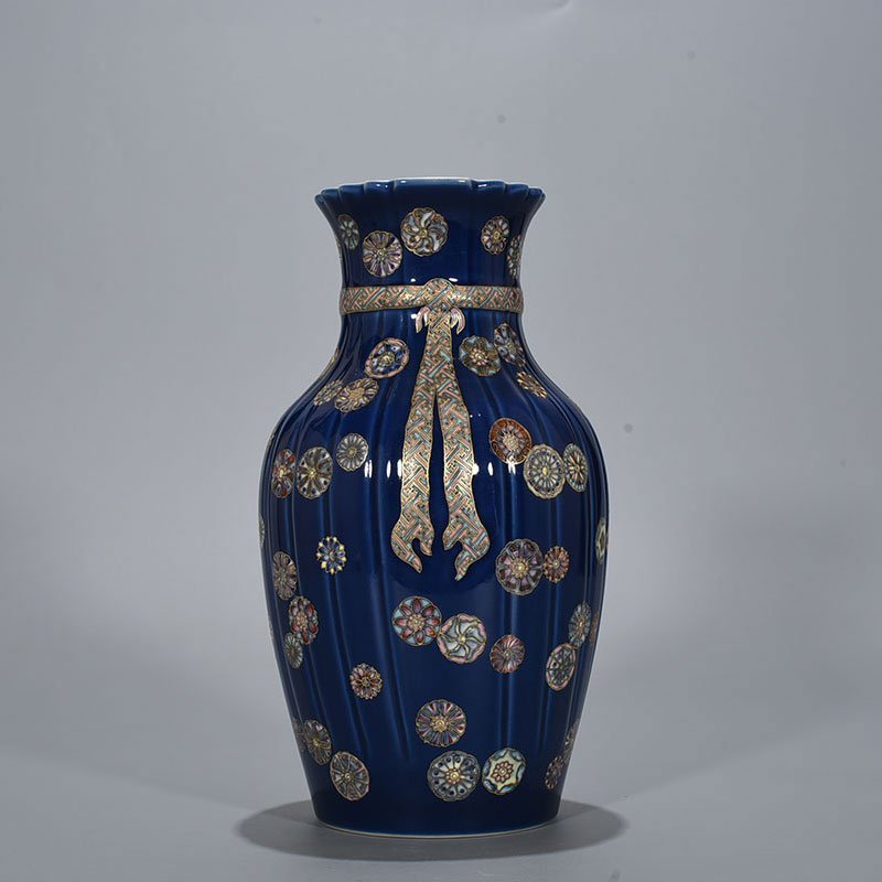 Qing Dynasty Qianlong Festival blue glaze painted with gold pastel leather ball pattern cloth bag vase