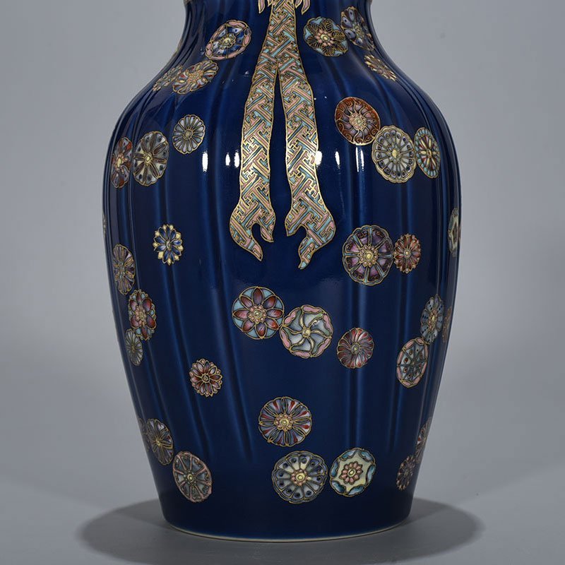 Qing Dynasty Qianlong Festival blue glaze painted with gold pastel leather ball pattern cloth bag vase