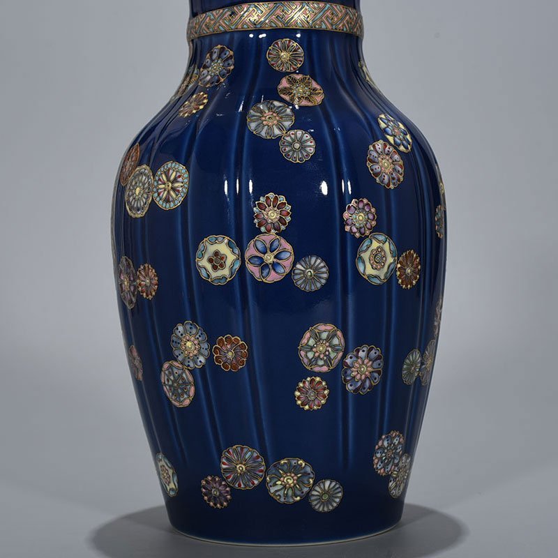 Qing Dynasty Qianlong Festival blue glaze painted with gold pastel leather ball pattern cloth bag vase