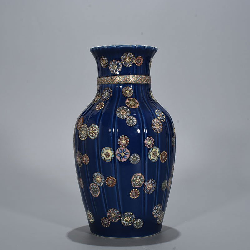 Qing Dynasty Qianlong Festival blue glaze painted with gold pastel leather ball pattern cloth bag vase