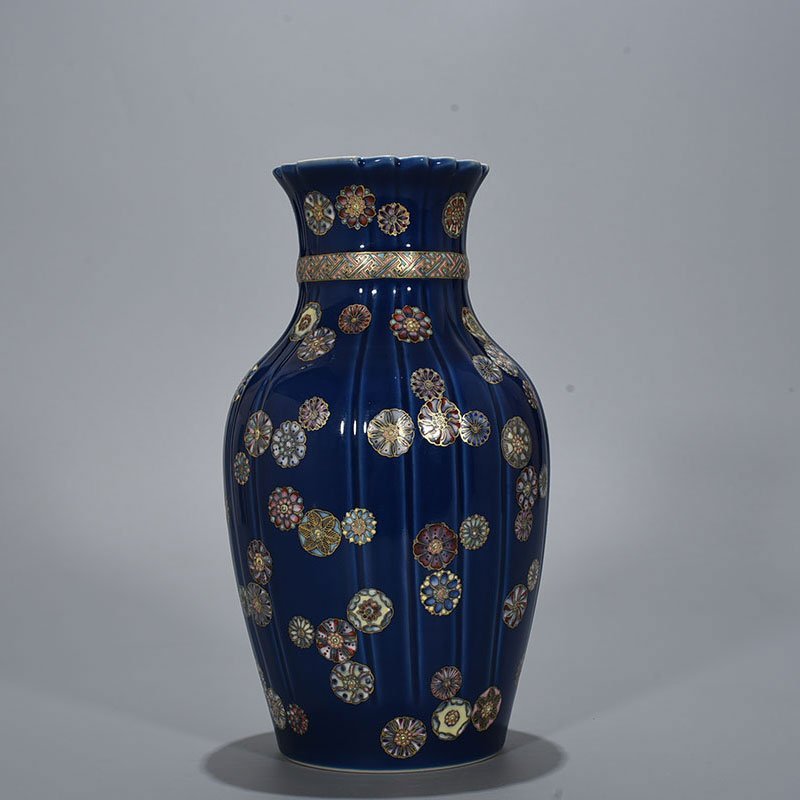Qing Dynasty Qianlong Festival blue glaze painted with gold pastel leather ball pattern cloth bag vase