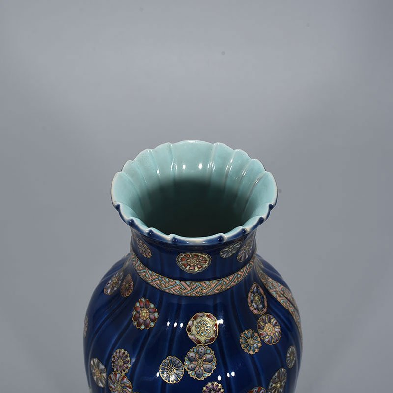 Qing Dynasty Qianlong Festival blue glaze painted with gold pastel leather ball pattern cloth bag vase