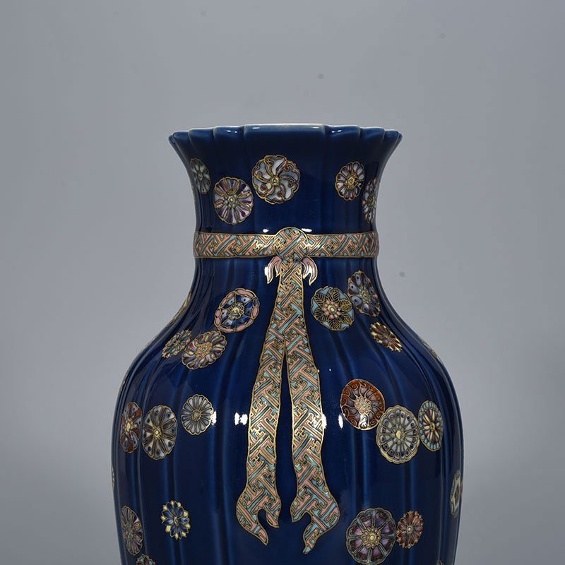 Qing Dynasty Qianlong Festival blue glaze painted with gold pastel leather ball pattern cloth bag vase
