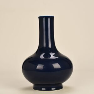 Qing Dynasty Qianlong Festival blue glaze straight neck bottle
