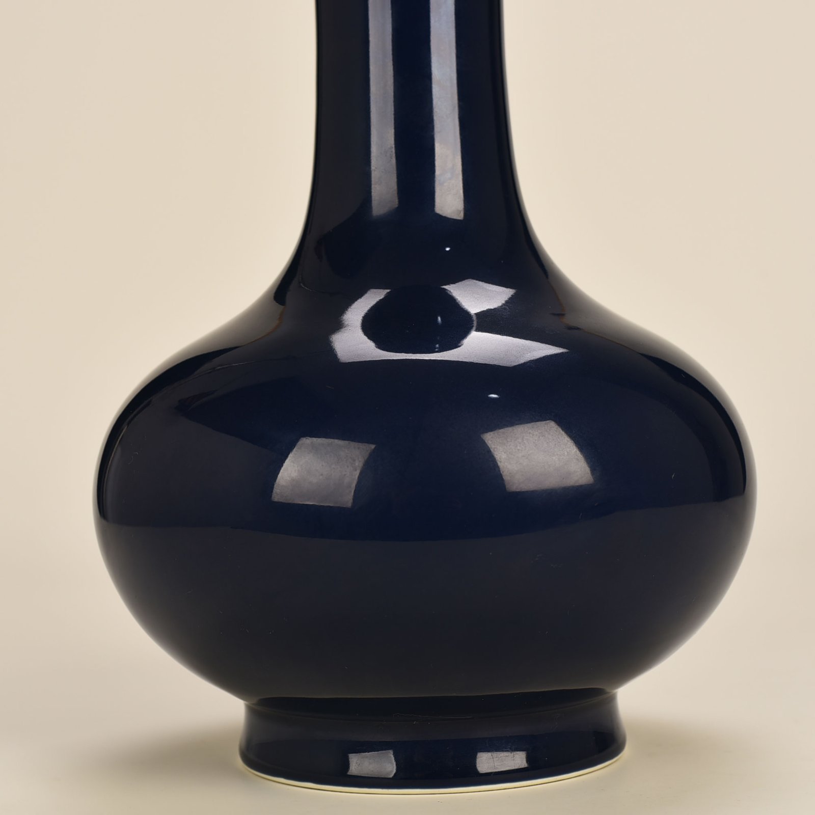 Qing Dynasty Qianlong Festival blue glaze straight neck bottle